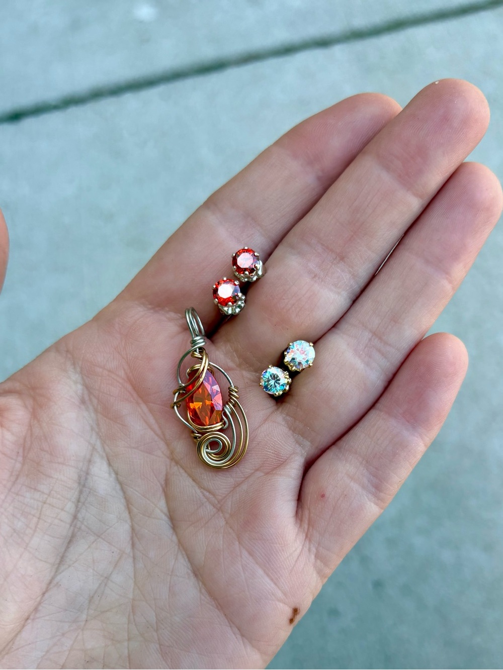 ORANGE GEMSTONE WIRE WRAPPED PENDANT NECKLACE AND 2 SETS OF STUD EARRINGS